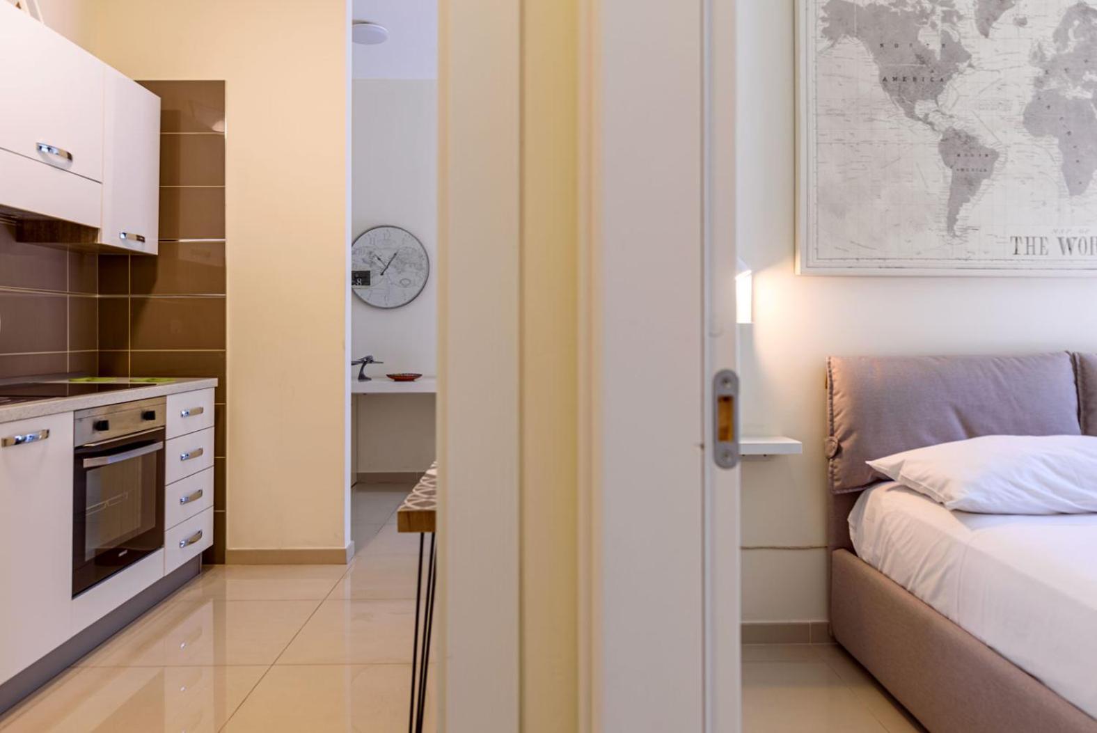 Centralflats 195 Private Apartments Bari Bagian luar foto