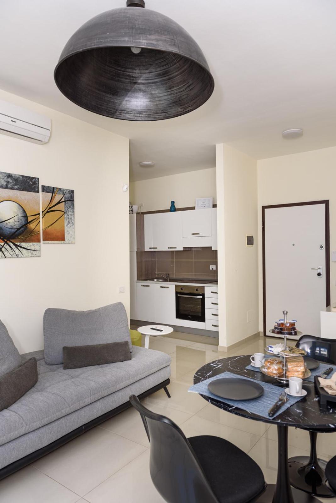 Centralflats 195 Private Apartments Bari Bagian luar foto